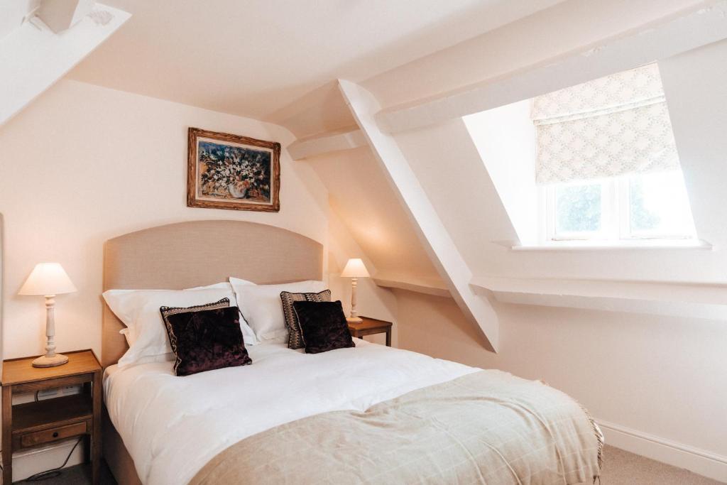 Cat and Custard Pot Inn - 