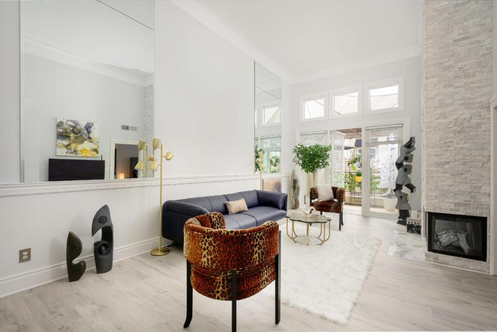 uma sala de estar com um sofá e uma lareira em CLOUD NINE - Comfort & Elegance em Irvine