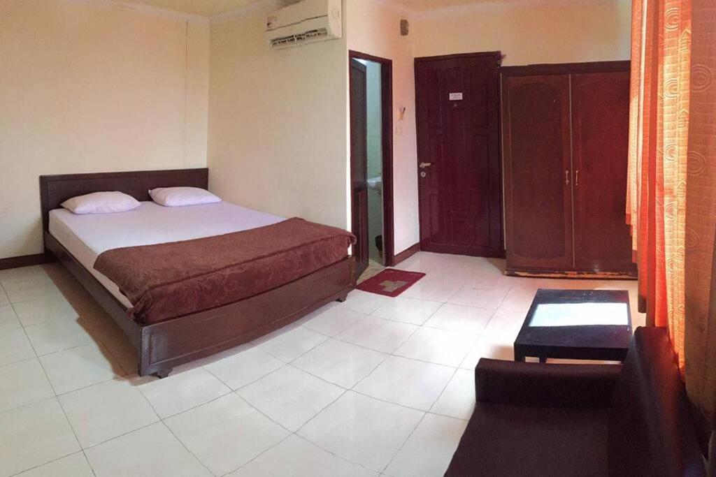 Spacious Room with View at Hotel Aroma Inn - Housity