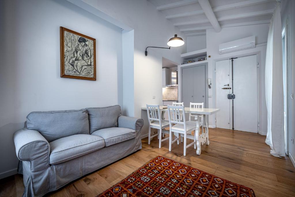 un soggiorno con un divano e un tavolo di JCL first apt in the hearth of Florence a Firenze