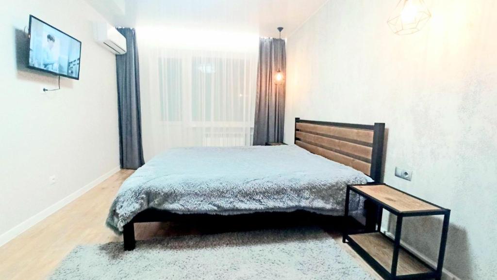 Tempat tidur dalam kamar di Апартаменты улица Владимира Бызова