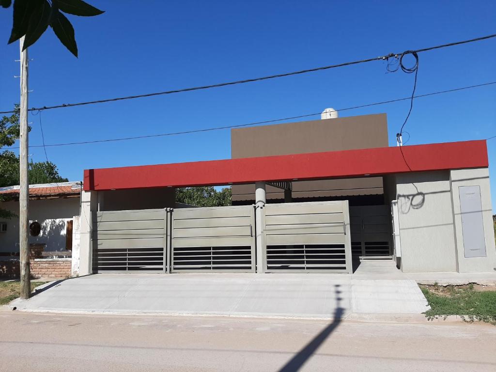 un edificio con dos puertas de garaje y un techo rojo en Poas II en Santa Rosa