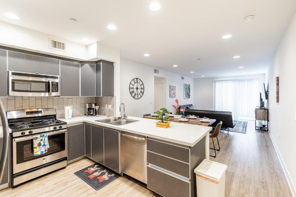 Kuchyňa alebo kuchynka v ubytovaní 3BR Fully furnished Apartment on Sunset Blvd apts