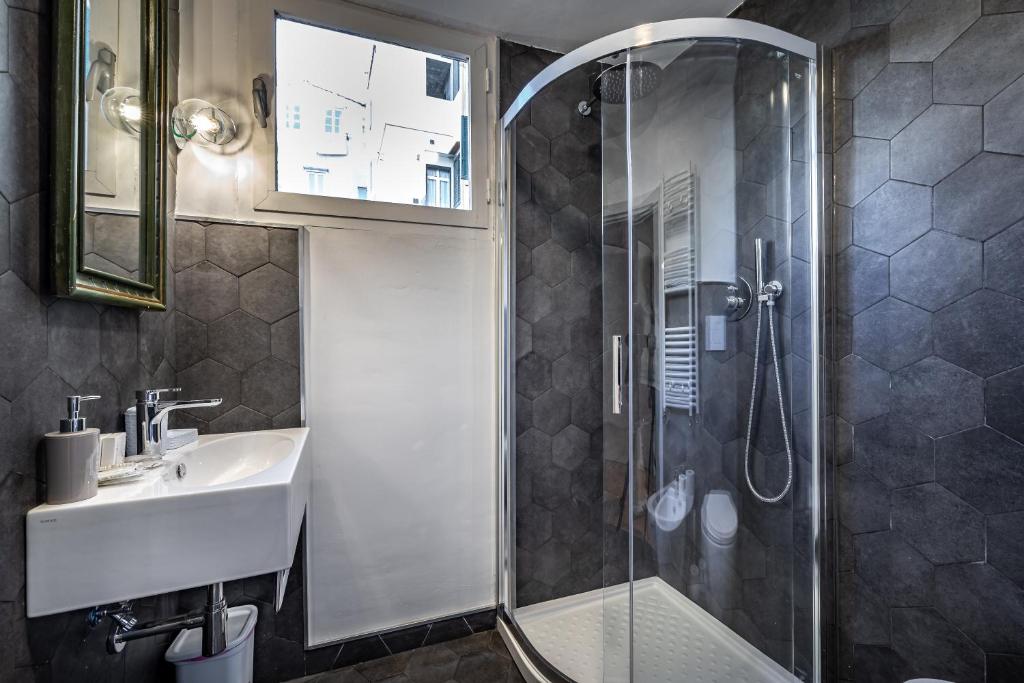 un bagno con lavandino e doccia di JCL first apt in the hearth of Florence a Firenze