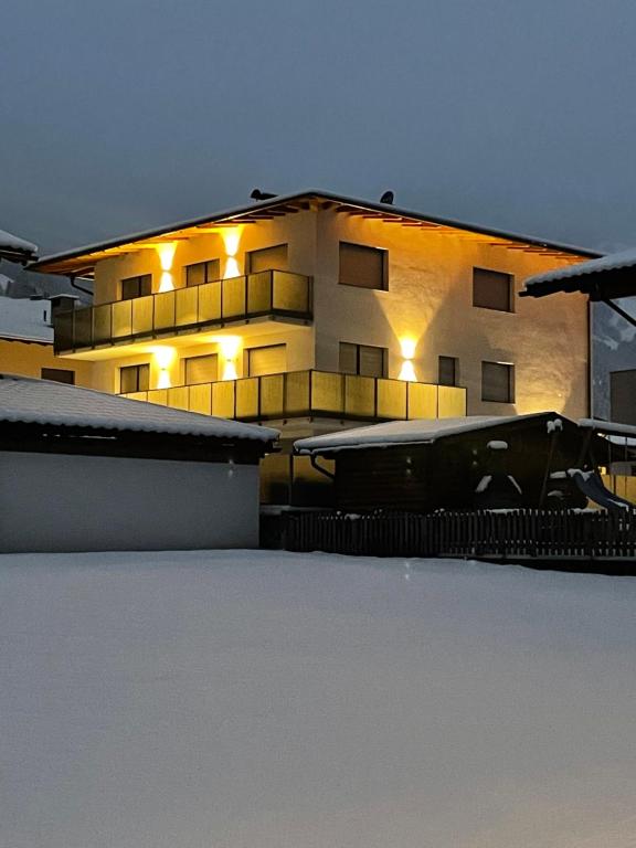 ein Apartmenthaus mit Schnee davor in der Unterkunft Apart Mountain in Uderns