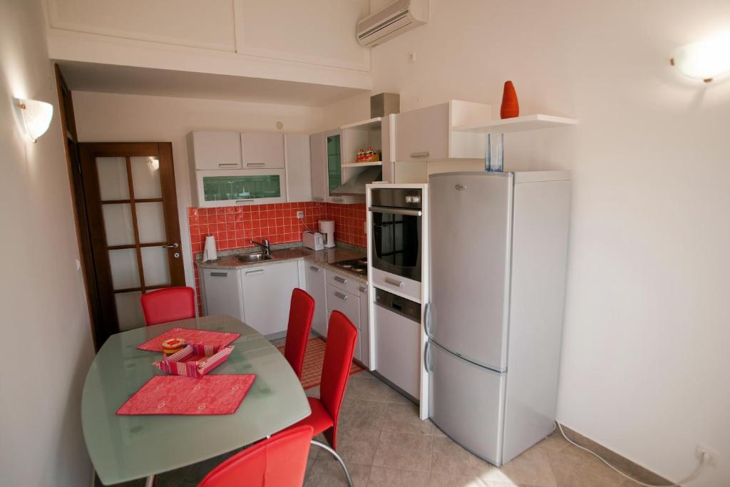 Kuchyň nebo kuchyňský kout v ubytování Apartments Marinić