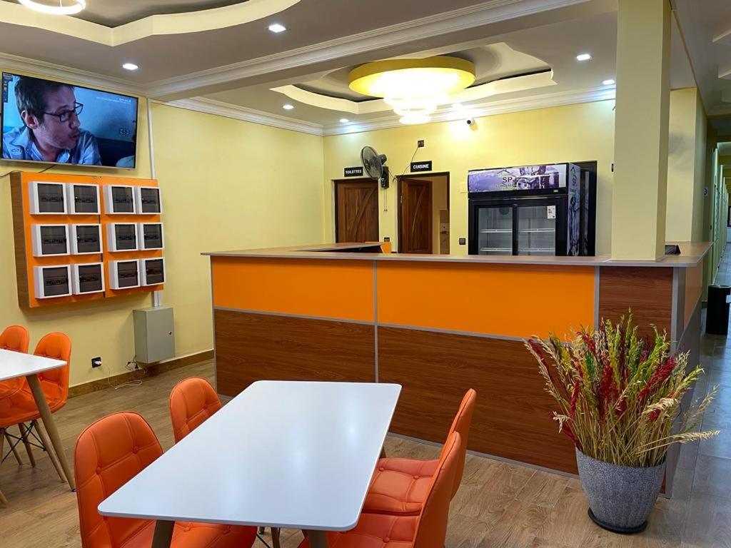 TV a/nebo společenská místnost v ubytování Havana Hôtel