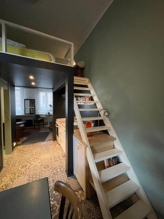 - un escalier dans une chambre avec des lits superposés dans l'établissement Studio Dageraad, à Anvers