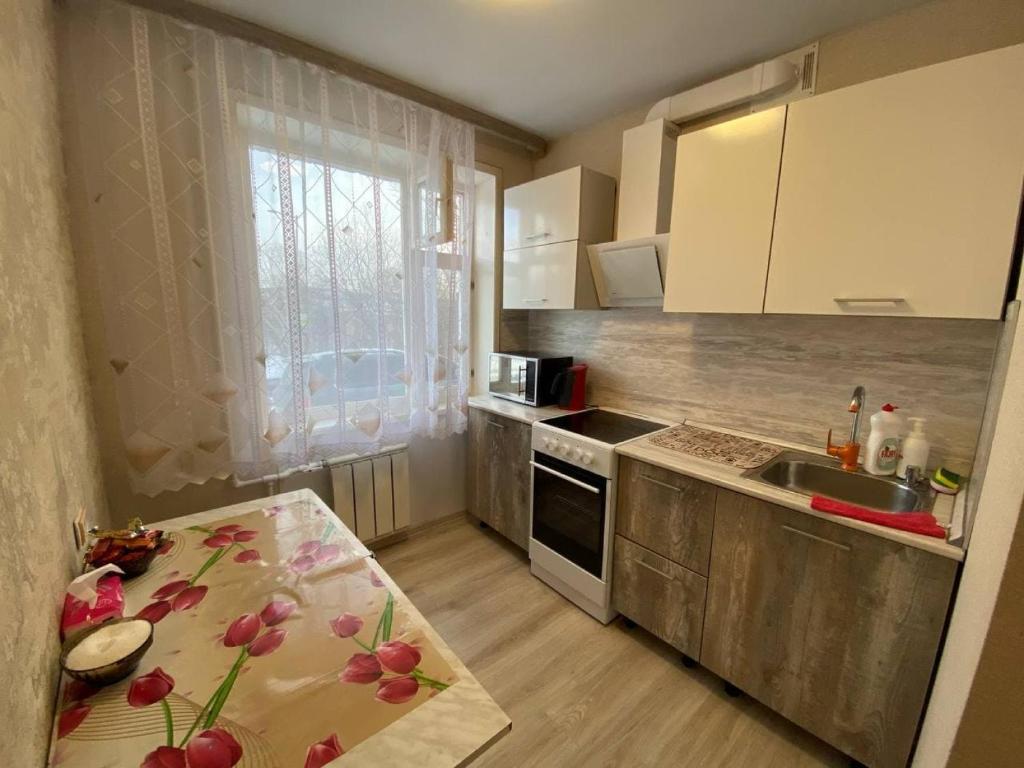 ペトロパブロフスク・カムチャツキーにあるWELCOME HOME Aparts & Tours 1233 Бесконтактное заселениеの小さなキッチン(テーブル、シンク付)
