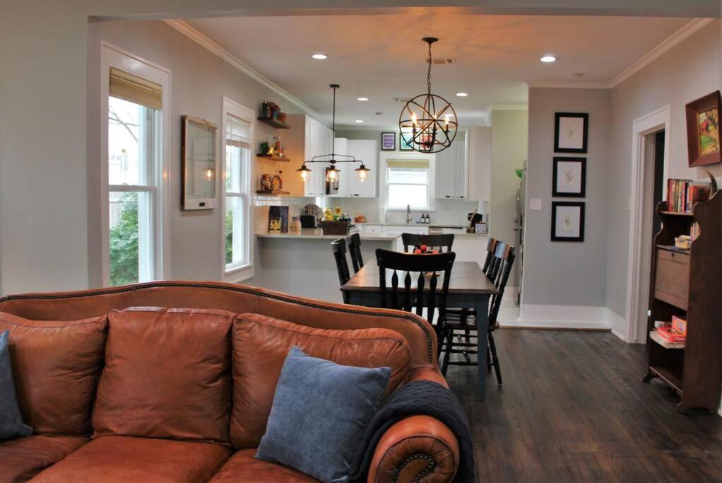 A seating area at CasaMagnolia - Cheerful 3-bdrm home, free parking, 30 days or more