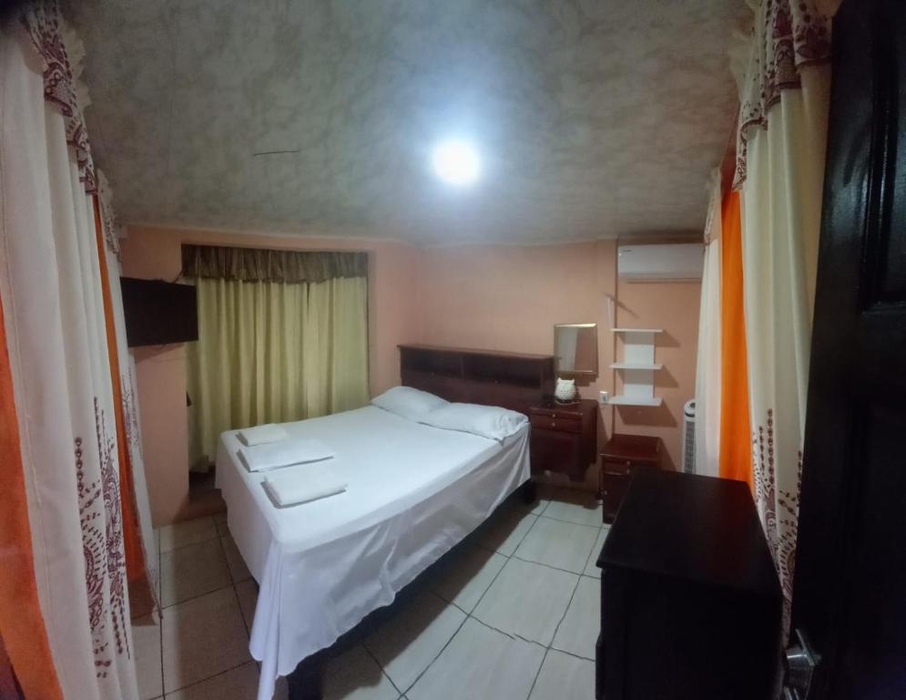 Mayela Aguas-Zarcas tesisinde bir odada yatak veya yataklar