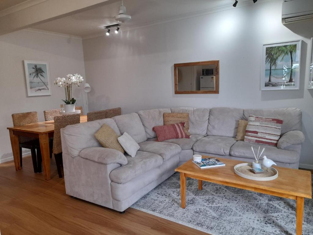 Airlie Apartments - Three Bedroom Apartment (One Bathroom)