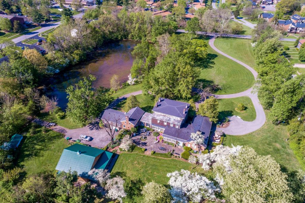 Cheerful Historical Mansion 8-bedroom Vacation Home in Derby City - Housity