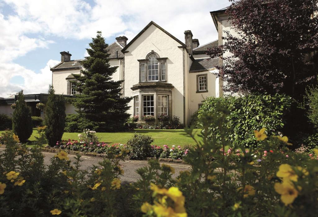 una casa con un jardín delante de ella en Best Western Plus Dunfermline Crossford Keavil House Hotel, en Dunfermline