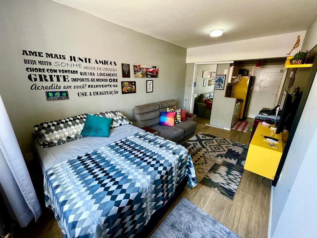 1 dormitorio con 1 cama y 1 sofá en BC Beach Art Studio, en Balneário Camboriú