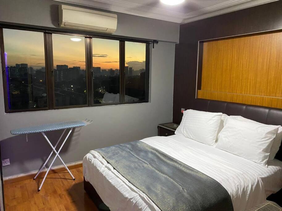 um quarto com uma cama e vista para a cidade em Putra Villa Condo em Kuala Lumpur