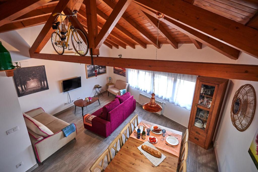 einen Blick über ein Wohnzimmer mit einem lila Sofa in der Unterkunft Casa Rural Planeta Vera in Jarandilla de la Vera