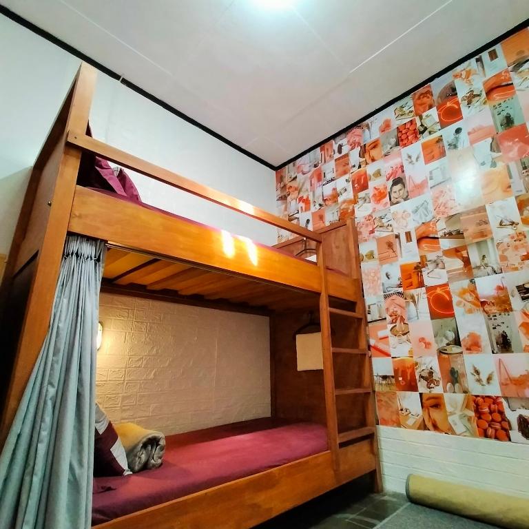 Postel nebo postele na pokoji v ubytování SEMERU HOSTEL MALANG