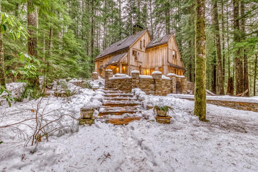 eine Blockhütte im Wald im Schnee in der Unterkunft Syca-LOT-More Lodge in Rhododendron