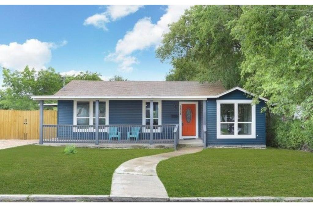 una casa azul con una puerta roja y un patio en Stylish 4 Br2Ba Renovated Home Near Downtown en San Antonio