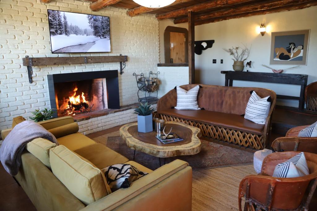 sala de estar con sofás y chimenea en CASITA MISTICA Farm House at El Mistico, en Nogal