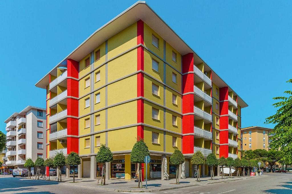 ein gelbes und rotes Gebäude auf einer Straße in der Unterkunft Apartment in Bibione with balcony in Bibione
