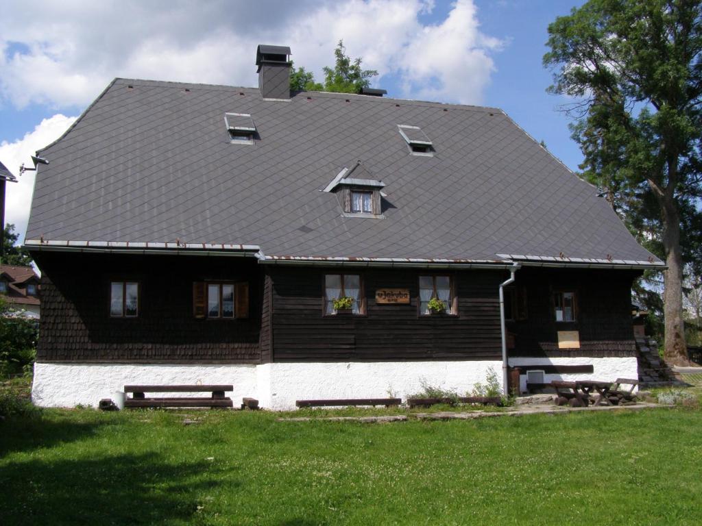 una gran casa de madera con techo negro en Chata U Jakuba, en Prášily