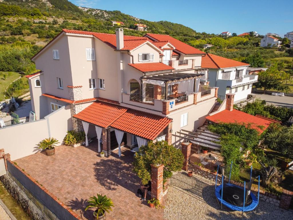 Nespecifikovaný výhled na hory nebo výhled na hory při pohledu z apartmánu