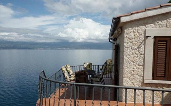 balkon domu z widokiem na wodę w obiekcie Holiday house in Vrbnik with sea view, terrace, air conditioning, W-LAN 3672-1 w mieście Vrbnik