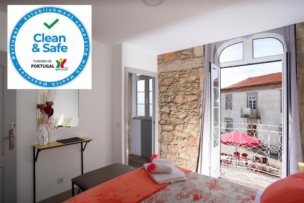 卡米尼亞的住宿－Litos al alojamento local，一间标有清洁安全标志的卧室