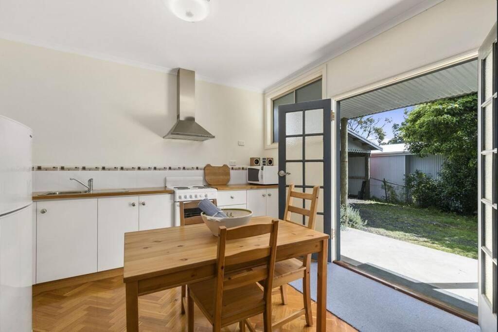 Kuchyň nebo kuchyňský kout v ubytování Phillip Island Time - Large home with self-contained apartment sleeps 11
