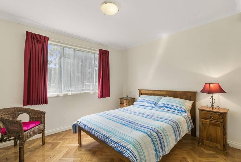 Postel nebo postele na pokoji v ubytování Phillip Island Time - Large home with self-contained apartment sleeps 11