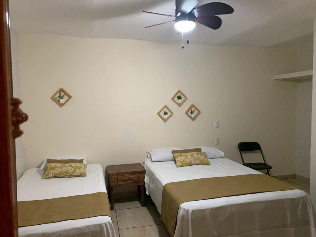 Postel nebo postele na pokoji v ubytování Posada San Jose - Tequila Centro