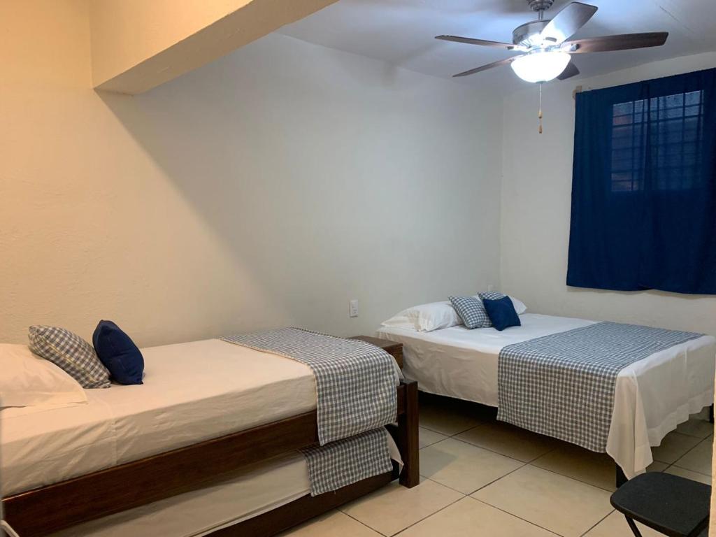 Postel nebo postele na pokoji v ubytování Posada San Jose - Tequila Centro