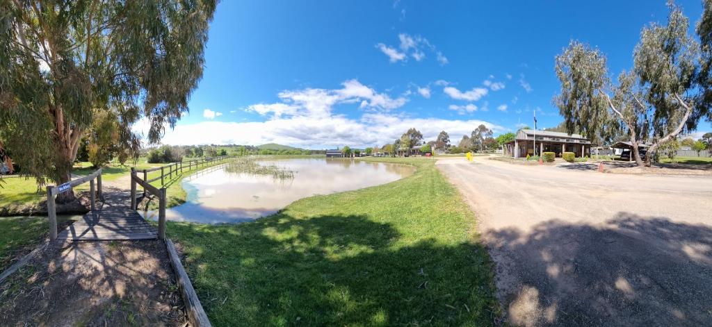 eine Straße neben einem Wasserkörper mit einer Brücke in der Unterkunft Mansfield Holiday Park in Mansfield