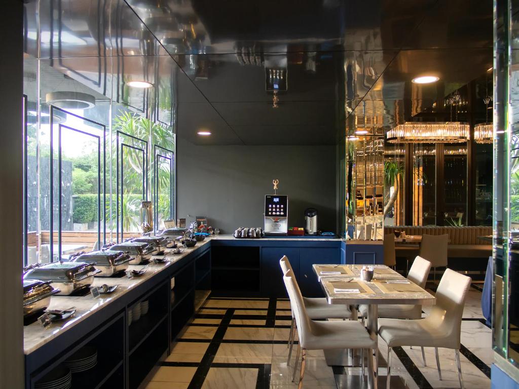 Um restaurante ou outro lugar para comer em Glam Habitat - SHA Extra Plus