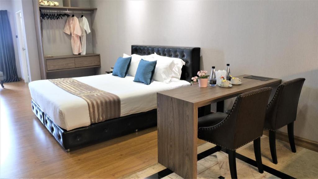 Postel nebo postele na pokoji v ubytování KTK Pattaya Hotel & Residence