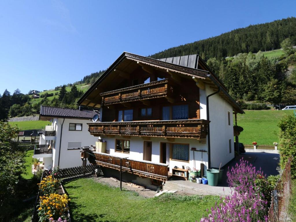 ein Haus in den Bergen mit Garten in der Unterkunft Apartment in Mayrhofen in the mountains in Mayrhofen