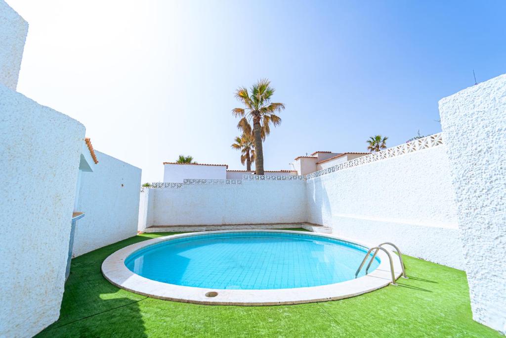 - une piscine dans la cour d'une maison dans l'établissement Beautiful Villa Duque With Pool Poris Tenerife South, à Poris de Abona