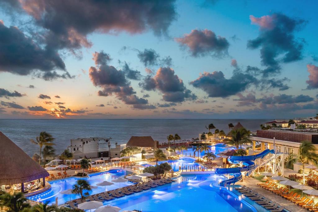 - une vue sur un complexe avec une piscine et l'océan dans l'établissement Moon Palace Nizuc - All Inclusive, à Cancún