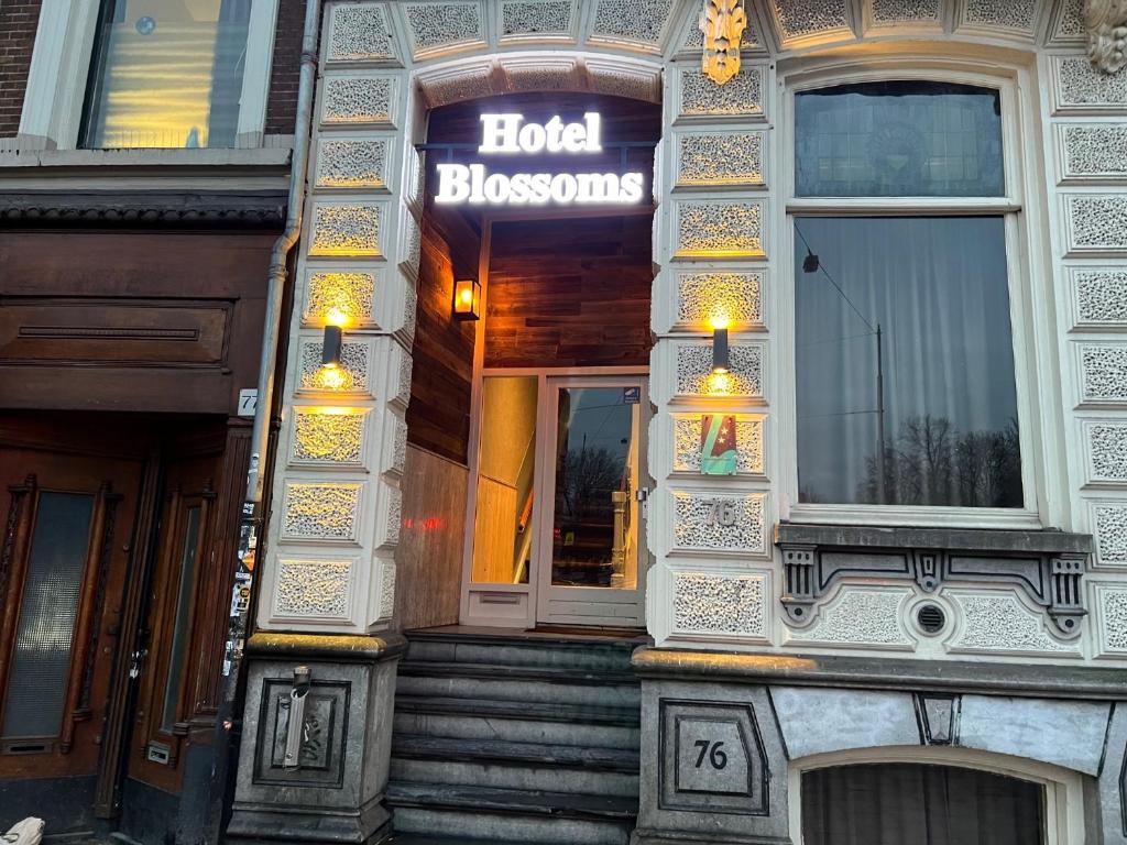 アムステルダムにあるBlossoms City Hotelのホテルの花を読む看板のある建物