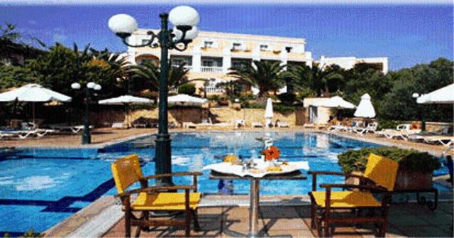 Bazén v ubytování Crithoni's Paradise Hotel nebo v jeho okolí