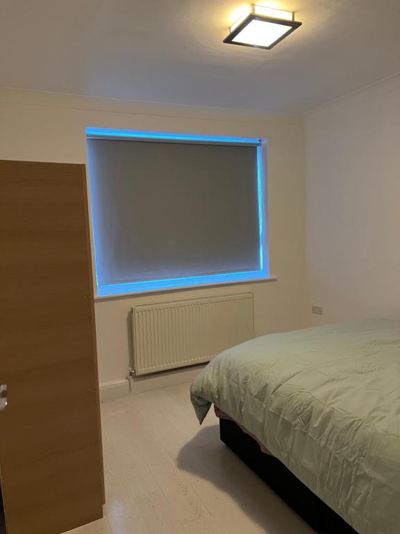 een kamer met een bed en een projectiescherm bij one bedroom in Mill Hill