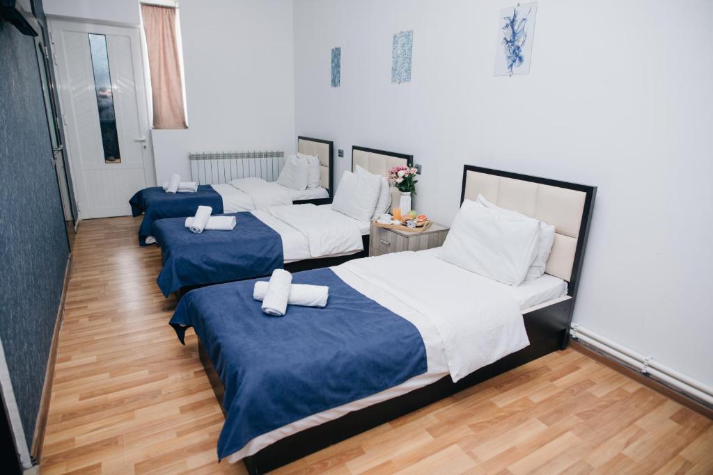 Postel nebo postele na pokoji v ubytování Nuryan Hotel Yerevan