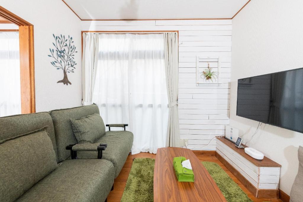 TV a/nebo společenská místnost v ubytování Leaf
