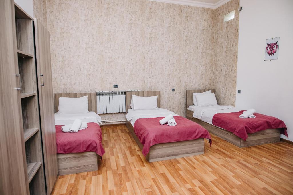 Postel nebo postele na pokoji v ubytování Nuryan Hotel Yerevan