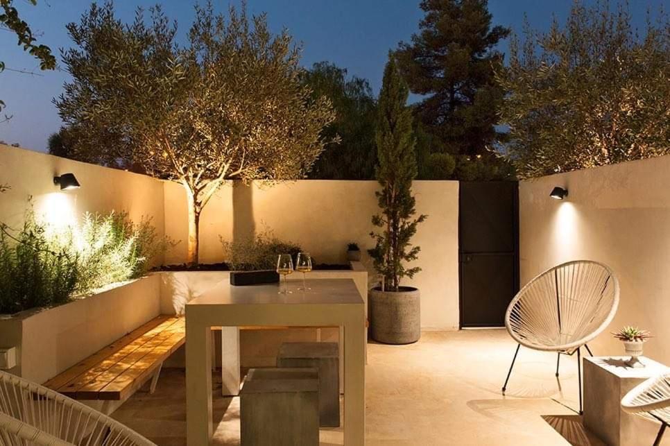 Patio alebo iná vonkajšia časť ubytovania Corfu Town Stylish Twin Apartment