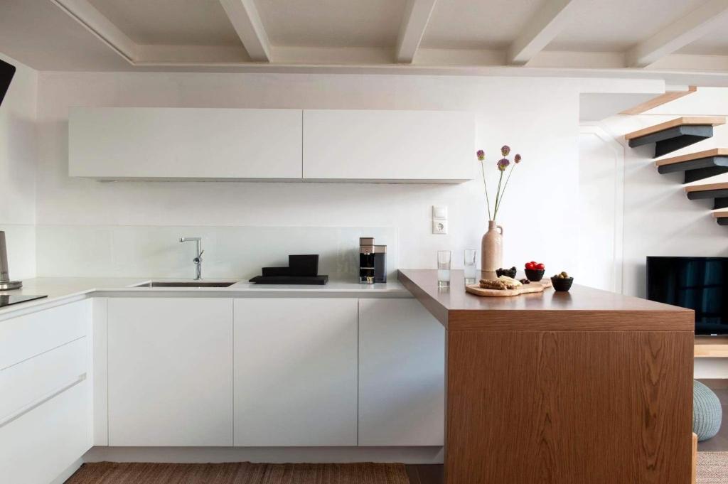Kuchyňa alebo kuchynka v ubytovaní Corfu Town Stylish Twin Apartment