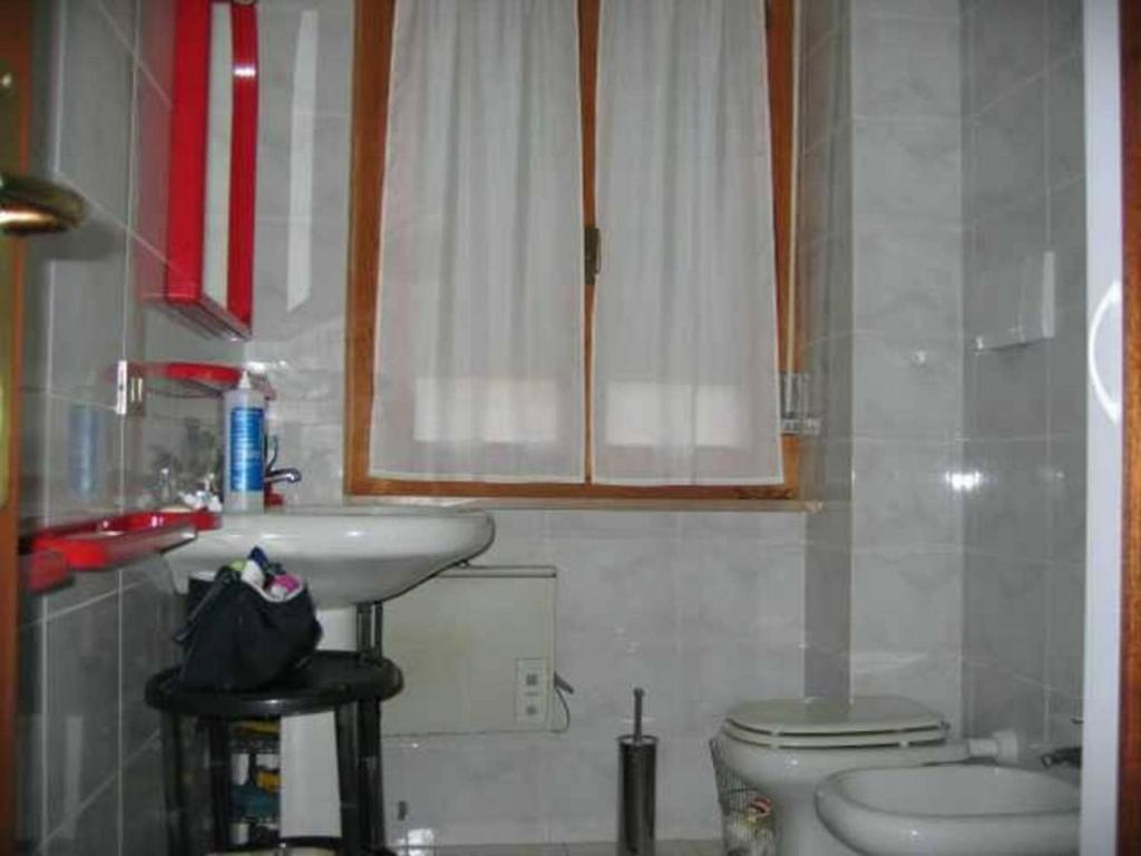 a bathroom with a sink and a toilet at Appartamento vicino al mare e al centro in Alghero
