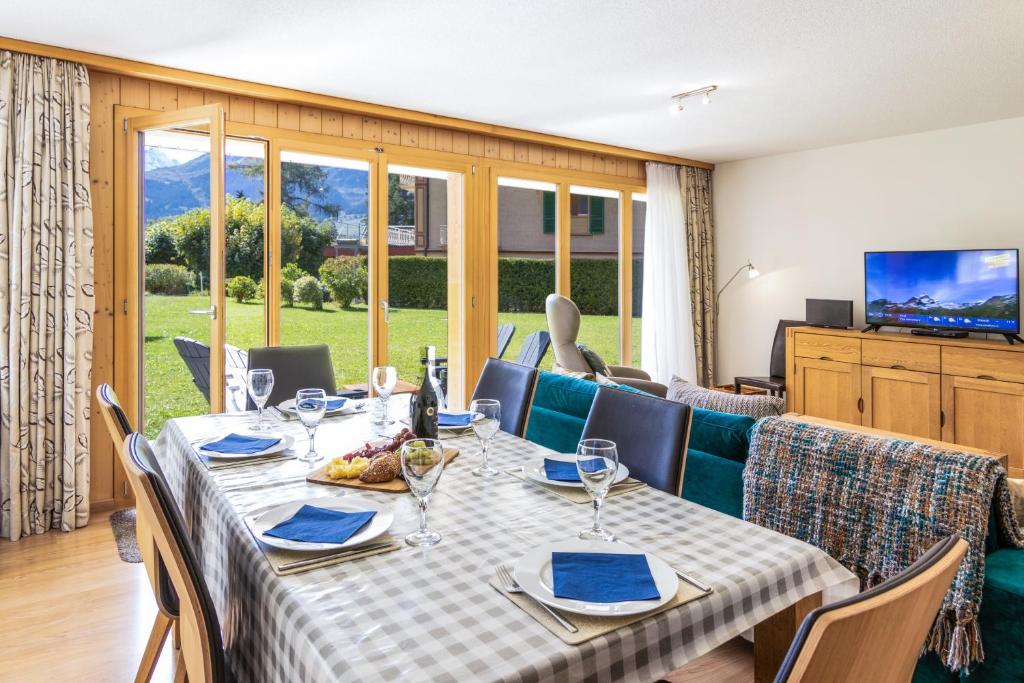 comedor con mesa y sofá en Chalet Aquila 2, en Wengen